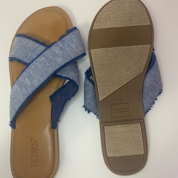 ⭐️ TOMS Sandals - Picture 3 of 4